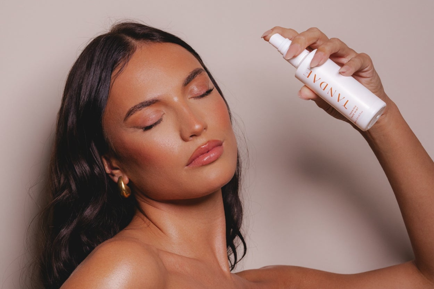 Model applying the Tandae Tanning Face Mist 