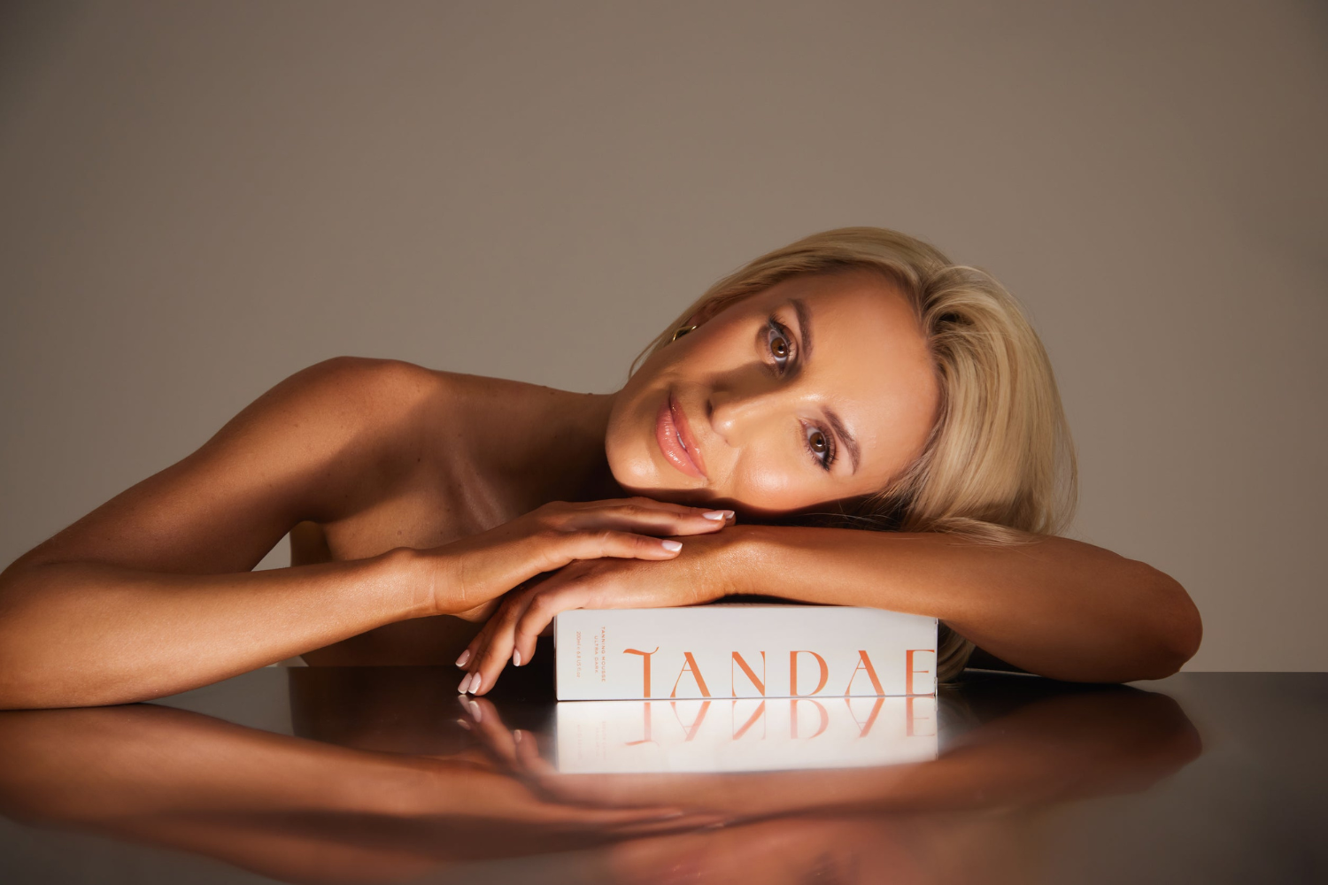 Image of Tandae Founder, Georgia Davies with the Tandae Tanning Mousse